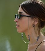 Χειροποίητη αλυσίδα γυαλιών φορεμένη σε μοντέλο.