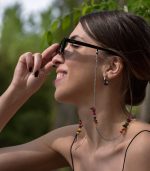 Χειροποίητη αλυσίδα γυαλιών φορεμένη σε μοντέλο.