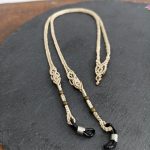 Χειροποίητο κορδόνι για γυαλιά macrame με κερωμένη μπεζ κλωστή και μεταλλικές χάντρες