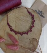 Χειροποίητο macrame κολιέ με κόκκινη κλωστή και χρυσές λεπτομέρειες