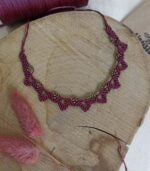 Χειροποίητο macrame κολιέ με κόκκινη κλωστή και χρυσές λεπτομέρειες