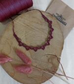 Χειροποίητο macrame κολιέ με κόκκινη κλωστή και χρυσές λεπτομέρειες