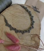 Χειροποίητο macrame κολιέ με πράσινη κλωστή και χρυσές λεπτομέρειες