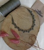 Χειροποίητο macrame κολιέ με πράσινη κλωστή και χρυσές λεπτομέρειες