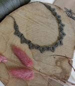 Χειροποίητο macrame κολιέ με πράσινη κλωστή και χρυσές λεπτομέρειες