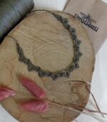 Χειροποίητο macrame κολιέ με πράσινη κλωστή και χρυσές λεπτομέρειες