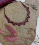 Χειροποίητο macrame κολιέ με κόκκινη κλωστή και χρυσές λεπτομέρειες