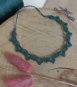 Χειροποίητο macrame κολιέ με πράσινη κλωστή και χρυσές λεπτομέρειες