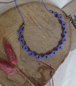 Χειροποίητο macrame κολιέ με μωβ κλωστή και χρυσές λεπτομέρειες