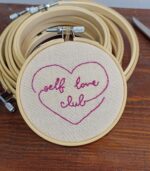 Κεντημένο τελάρο με σχέδιο γράμματα "self love club: