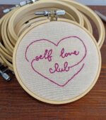 Κεντημένο τελάρο με σχέδιο γράμματα "self love club: