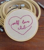 Κεντημένο τελάρο με σχέδιο γράμματα "self love club: