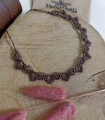 Χειροποίητο macrame κολιέ με καφέ κλωστή και χρυσές λεπτομέρειες