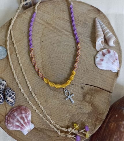 Χειροποίητο macrame κολιέ με μωβ και κίτρινη κλωστή