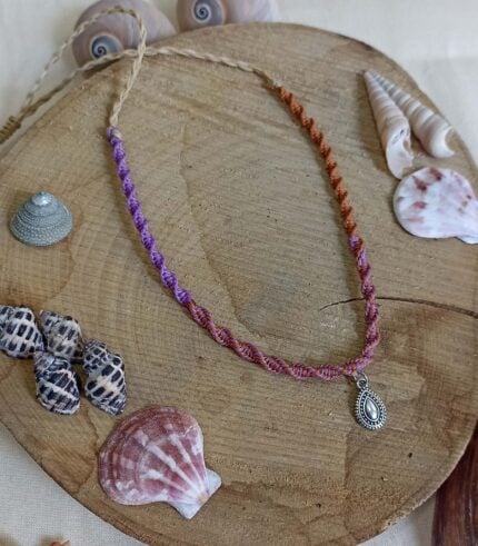 Χειροποίητο macrame κολιέ με μωβ και πορτοκαλί κλωστή